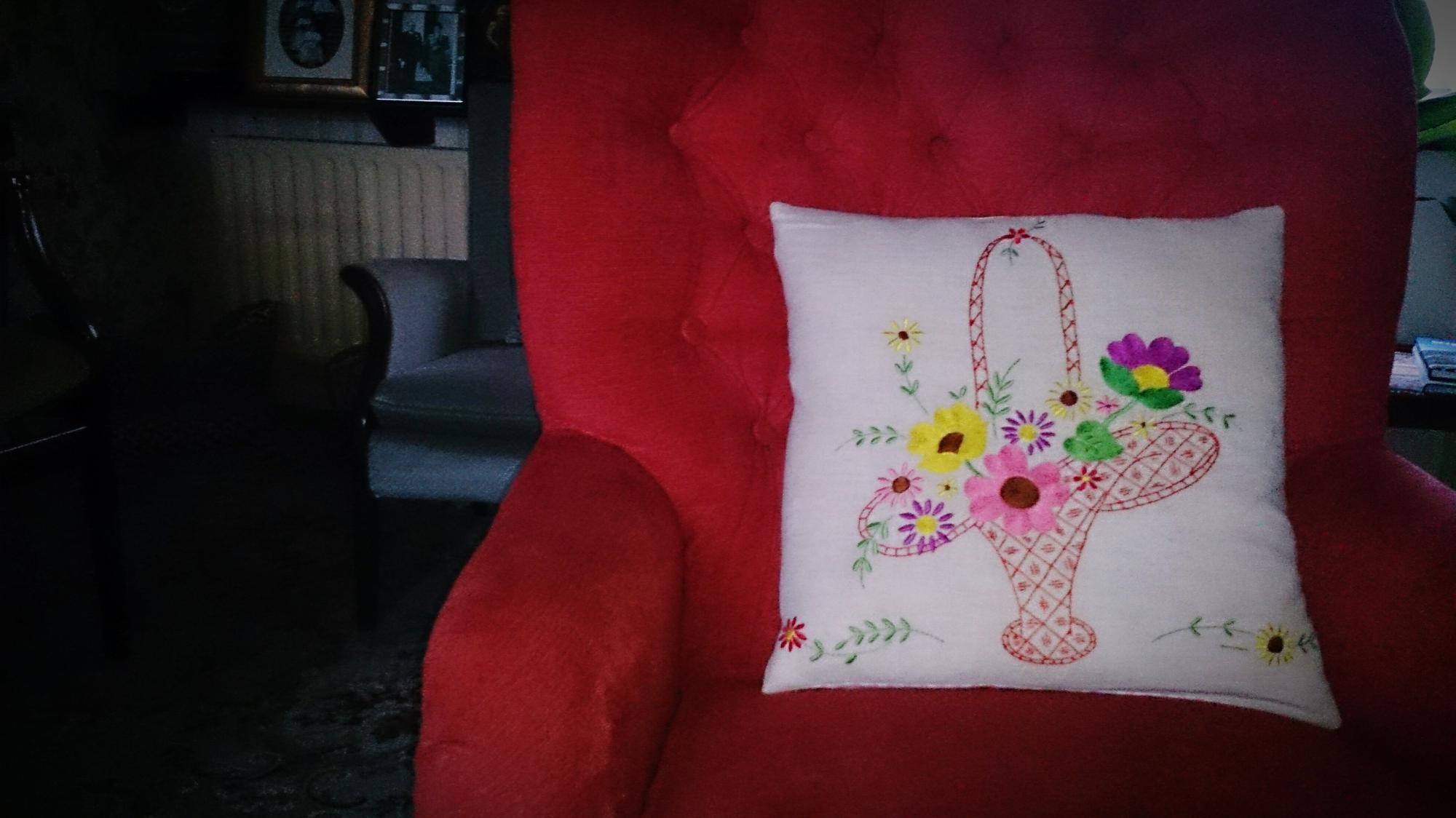 Cuscino decorato con ricamo contemporaneo